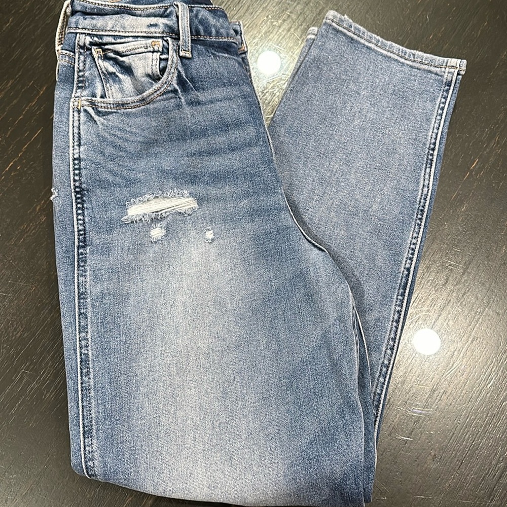 HOLLISTER WOMEN’S ULTRA HIGH-RISE MOM JEAN